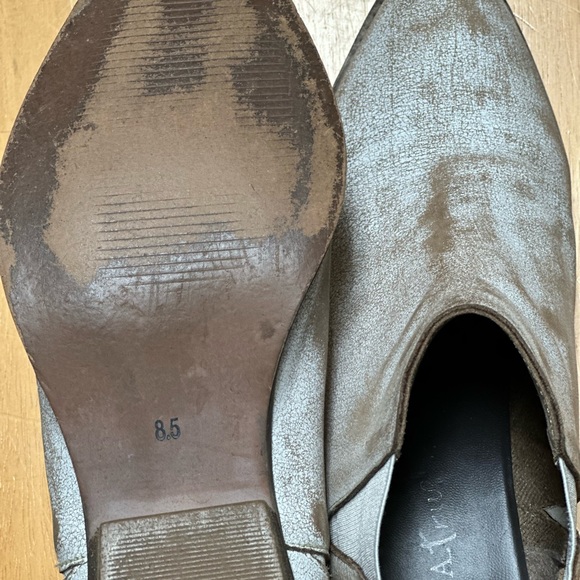 DIBA True For Real Life CUDDLE BUN Chelsea Boots 8.5 | white distressed - Picture 2 of 11